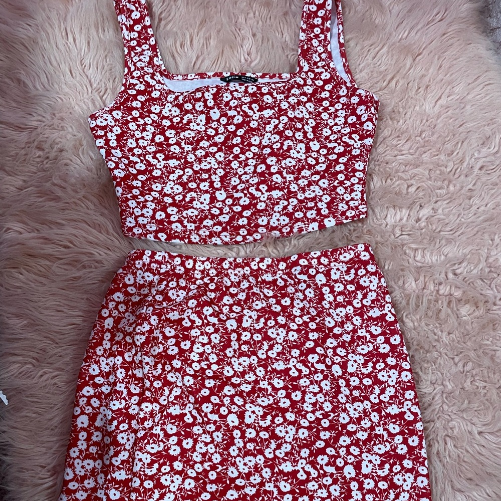im selling these clothes, some are medium and small - Picture 2 of 9